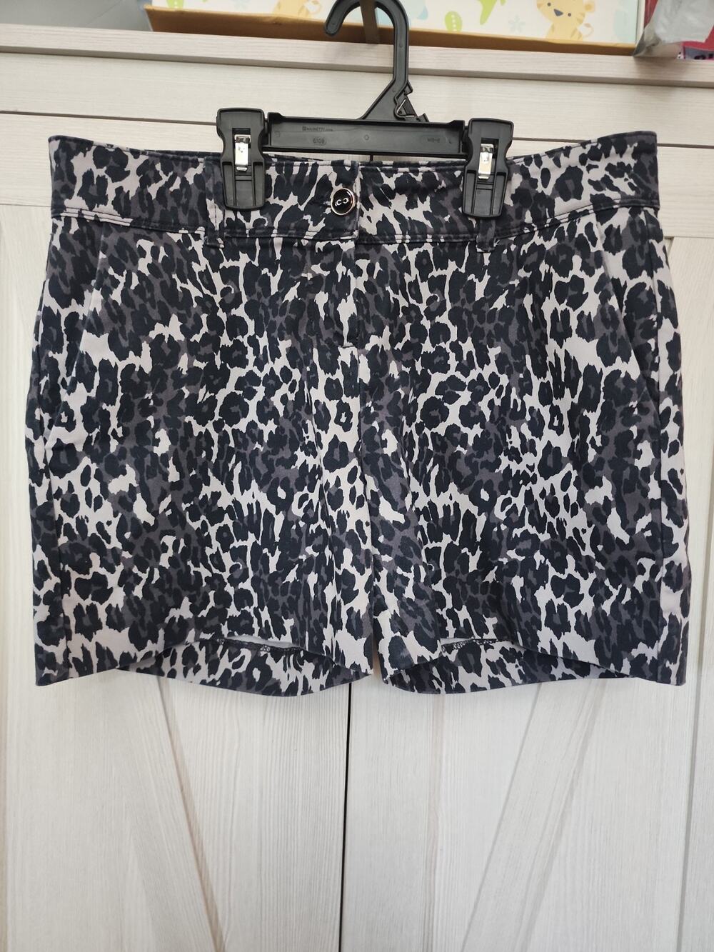 Isaac Mizrahi Size 4 Leopard Print Shorts Womens Grey Black Cotton Stretch